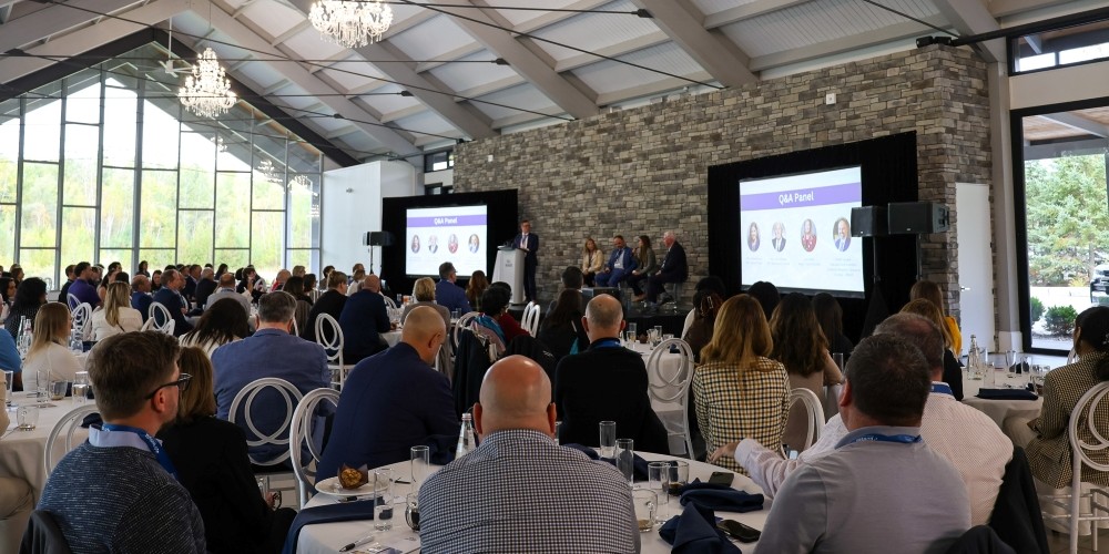 Large crowd of attendees sitting down at Mayor's Business Breakfast